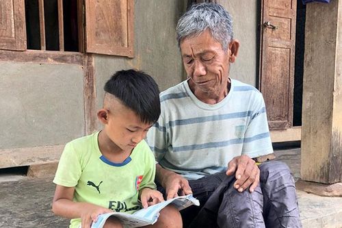 Xót xa cảnh bé mồ côi, tự kỷ
