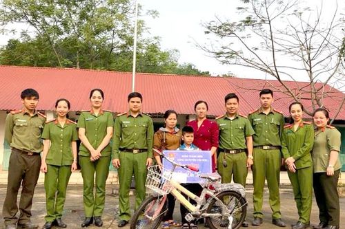 Tuổi trẻ Công an tỉnh 'Cùng em đến trường'