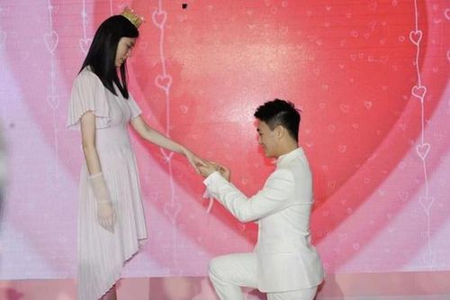 Siêu mẫu nội y diễn khi được con trai tỷ phú sòng bạc cầu hôn?