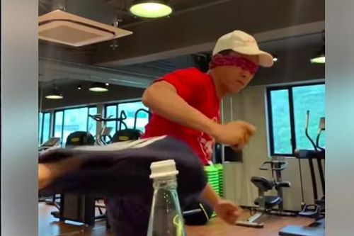 Cộng đồng mạng 'sục sôi' clip Chung Tử Đơn nâng độ khó thử thách đá nắp chai