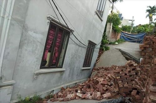 Di dời dân trước nguy cơ tiếp tục sụt lún nhà ở Mỹ Đức do ảnh hưởng của bão