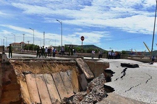 Cận cảnh cầu Yên Hòa sụt lún trong đêm mưa bão khiến 5 người thương vong