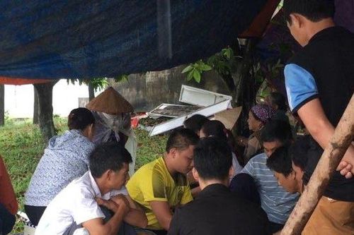 Hà Nội: Dân kiên quyết chặn xe rác vào bãi Nam Sơn, bất chấp mưa bão