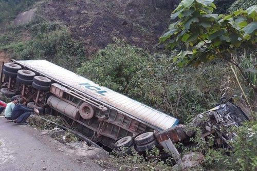 Quảng Bình: Tài xế tử vong khi xe container bị lật trên Quốc lộ 12A