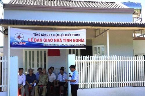 Tặng nhà tình nghĩa cho gia đình chính sách ở Đác Lắc