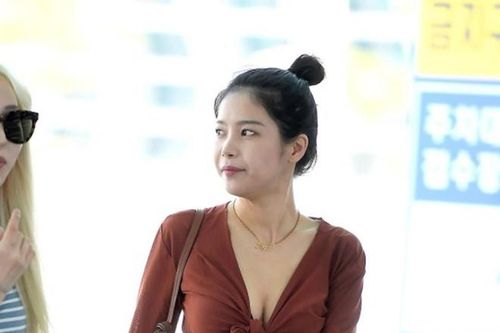 Thành viên nhóm Mamamoo khoe vòng một táo bạo ở sân bay