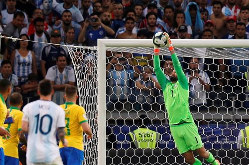 'Người nhện' Alisson Becker: 3 lần đánh bại Messi