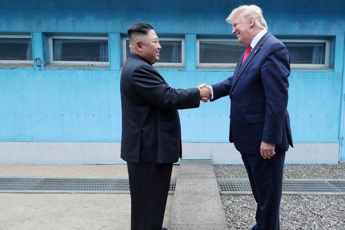 Thế giới tuần qua: Cuộc gặp lịch sử tại DMZ, tai nạn tàu lặn thảm khốc tại Nga