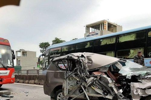 4 ô tô tông liên hoàn trên Quốc 1A, 2 người bị thương nặng