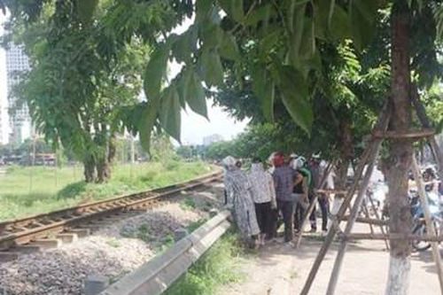 Người đàn ông băng qua đường sắt bị tàu hỏa cán tử vong gần hồ Linh Đàm