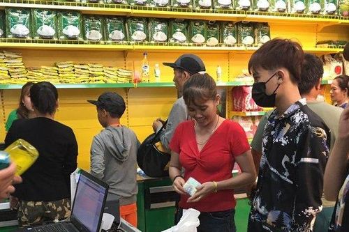 Nửa thị trấn ở Long An đi chợ Bách Hóa Xanh mỗi ngày