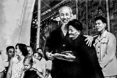 Phong cách Hồ Chí Minh về tôn trọng nhân dân