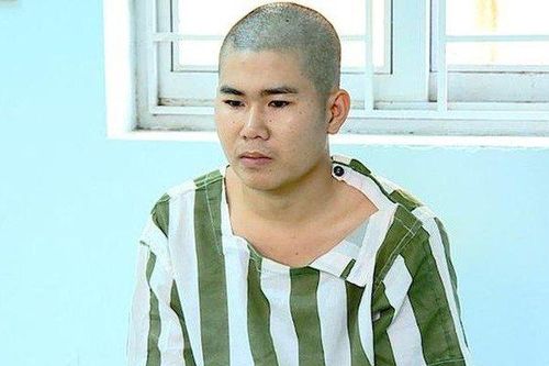 Cầm chai bia đâm mù mắt bạn nhậu trong quán karaoke vì nhớ lại thù cũ