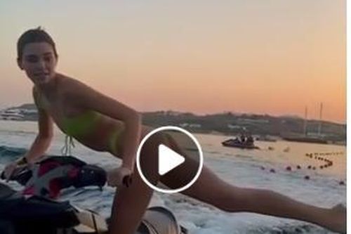 Kendall Jenner mặc bikini, tung người đá bay nắp chai gây bão cộng đồng mạng