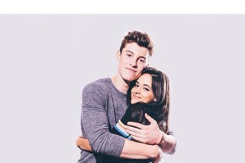 Dù phủ nhận tin đồn hẹn hò nhưng hình ảnh thân thiết này của Shawn Mendes và Camila Cabello lại khiến fan nghi ngờ