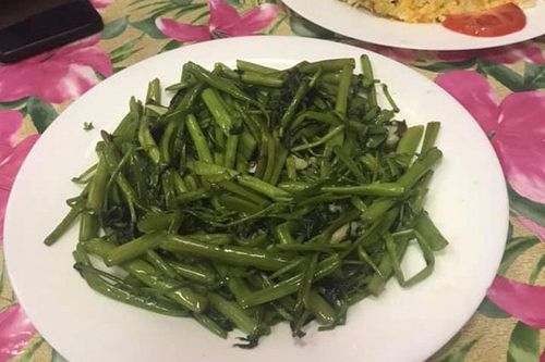 Rau muống đắt không tưởng, 300 ngàn 1 đĩa ăn dè đỡ thèm