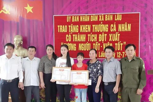 Nhặt được tiền, 2 học sinh Pa Dí trả lại người đánh rơi