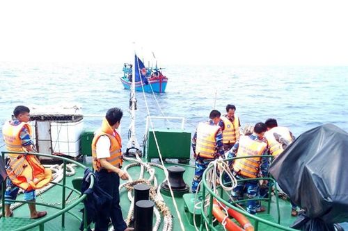 Cảnh sát biển điều tàu cứu 6 ngư dân Quảng Ngãi trôi dạt 14 ngày trên biển