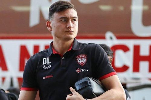 Phong độ xuất thần, Đặng Văn Lâm được Muangthong United tri ân
