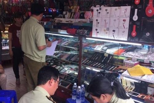 TP. Hồ Chí Minh phát hiện số lượng lớn hàng hiệu giả mạo nhãn hiệu