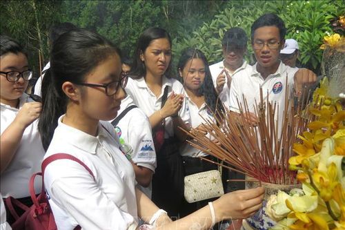 Thanh thiếu niên kiều bào dâng hương tại mộ cụ Huỳnh Thúc Kháng, Khu lưu niệm Phạm Văn Đồng
