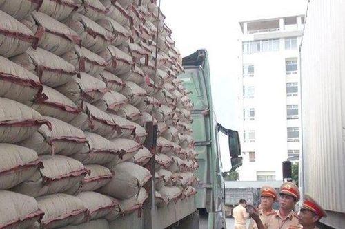 Chở quá tải 200%, tài xế container bỏ chạy, mang hung khí định 'dọa' CSGT