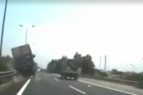 Xe tải mất lái đi 'đánh võng' trên cao tốc gây bàng hoàng cho các tài xế
