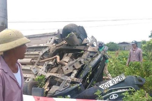 Tài xế và 5 người trong gia đình thoát chết khi bị tàu hỏa đâm do cố vượt qua đường sắt