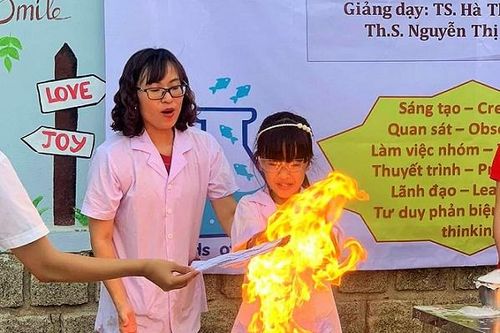 Gần 30 học sinh tham gia trải nghiệm khoa học