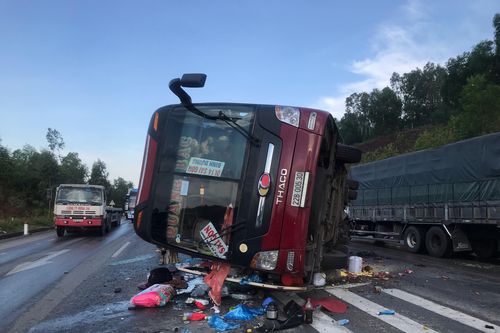 Xe khách đâm dải phân cách lật nghiêng trên quốc lộ, nhiều người bị thương