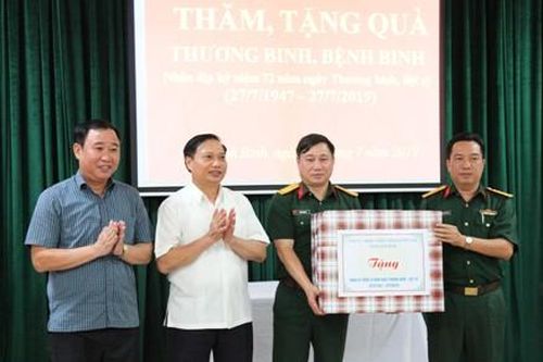 Đồng chí Phó Bí thư Thường trực Tỉnh ủy đi thăm, tặng quà nhân ngày Thương binh, liệt sỹ 27/7