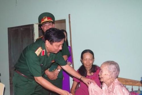Chính trị - Xã hội An sinh xã hội Đoàn cán bộ Bộ Tư lệnh Quân khu 4 thăm, tặng quà các gia đình chính sách