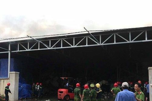 Huế: Cháy lớn tại kho chứa nguyên liệu công ty dệt may