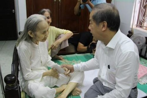 Chính trị - Xã hội An sinh xã hội Chủ tịch UBND tỉnh Phan Ngọc Thọ thăm hỏi, tặng quà người có công