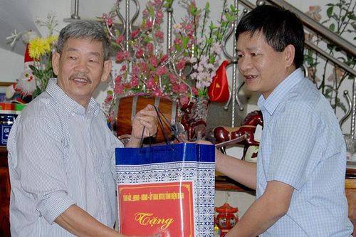 Phó Chủ tịch UBND tỉnh Lê Thành Đô thăm, tặng quà gia đình chính sách TP. Điện Biên Phủ