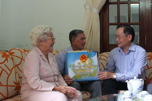 Ông Nguyễn Đắc Tài thăm, tặng quà các gia đình chính sách tiêu biểu TP. Nha Trang