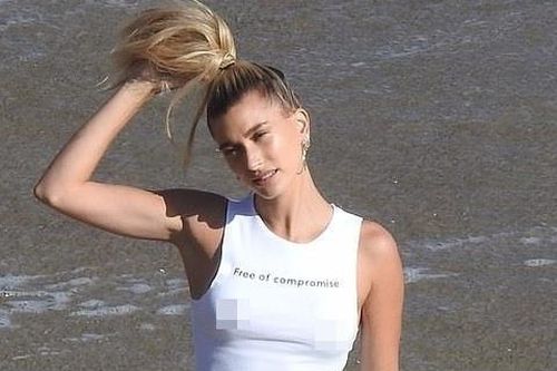 Hailey Baldwin 'thả rông' trên bờ biển, khoe vòng một nóng bỏng