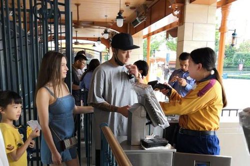 Tài tử 'Bộ bộ kinh tâm' hẹn hò cô đào bốc lửa