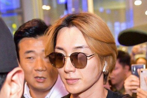 Eunhyuk thân thiện, Leeteuk không quên chụp hình người hâm mộ khi đến Việt Nam