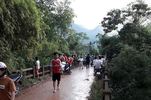 Người phụ nữ bị lũ cuốn trôi trên đường đi mua thuốc cho con nhỏ
