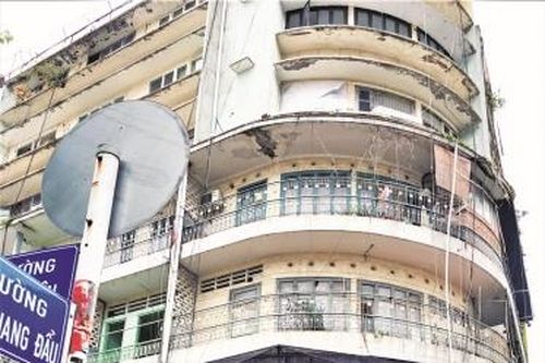 Người dân vẫn sống chung với nguy hiểm