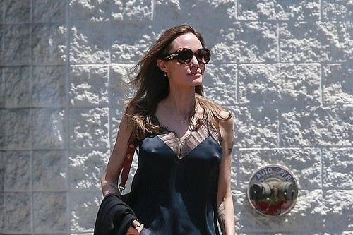 Angelina Jolie 'thả rông' vòng một xuống phố