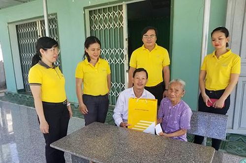 Bưu điện tỉnh thăm Mẹ Việt Nam Anh hùng Cao Thị Mau