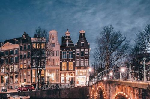 Đường phố Amsterdam khi lên đèn