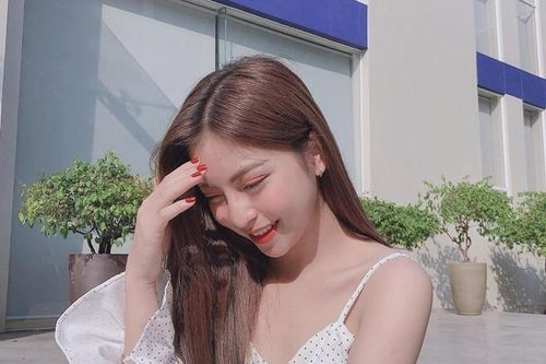 Bạn gái Quang Hải, Duy Mạnh và loạt WAGs Việt tự tin khoe mặt mộc
