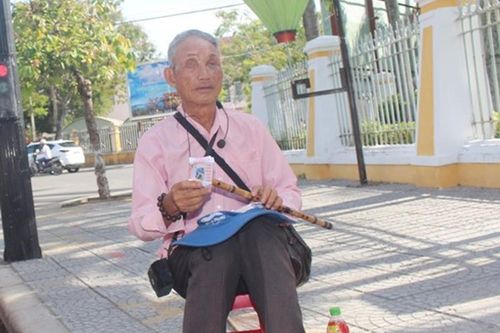 Ông lão mù 20 năm bán vé số nuôi vợ bệnh