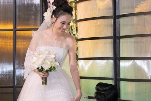 Cường Đôla ân cần chăm sóc Đàm Thu Trang trong lễ cưới