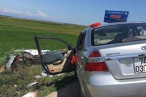 Xe hoa gặp nạn, tiệc cưới vẫn diễn ra dù cô dâu chú rể nhập viện
