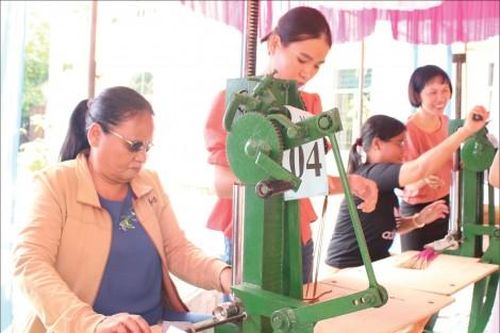 Đời sống Trao 'cần câu' cho người khiếm thị