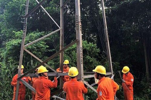 Trụ điện cao thế 110kV bị mất nhiều thanh giằng thép